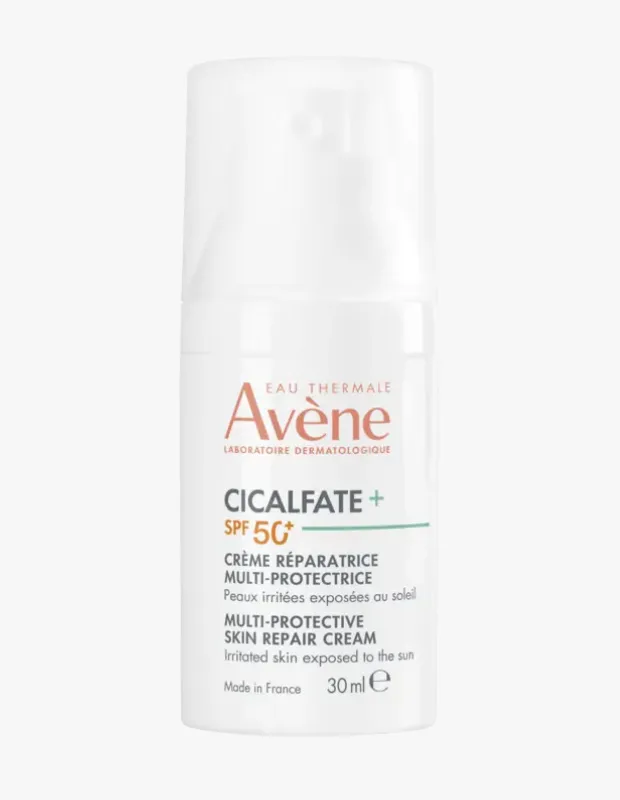 Beyaz bir zemin üzerinde dikey konumda görünen bu Avene Cicalfate+ SPF 50+ nemlendirici krem, güneşe maruz kalmış tahriş olmuş ciltler için özel olarak formüle edilmiş, 30 ml'lik ambalajıyla onarıcı ve çoklu koruma sağlamaktadır.