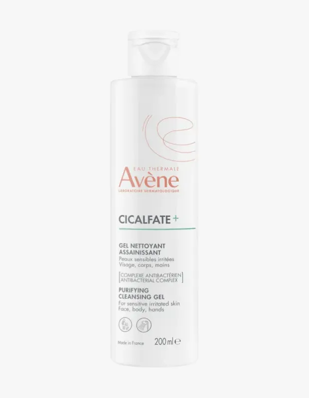 Bir ürün görseli: beyaz renkteki Avène Cicalfate+ yatıştırıcı temizleme jeli şişesi, üzerinde markanın kırmızı logosu, 200 ml ibaresi ve hassas, tahriş olmuş ciltler için arındırıcı jel olduğu belirtilen metinler bulunuyor.