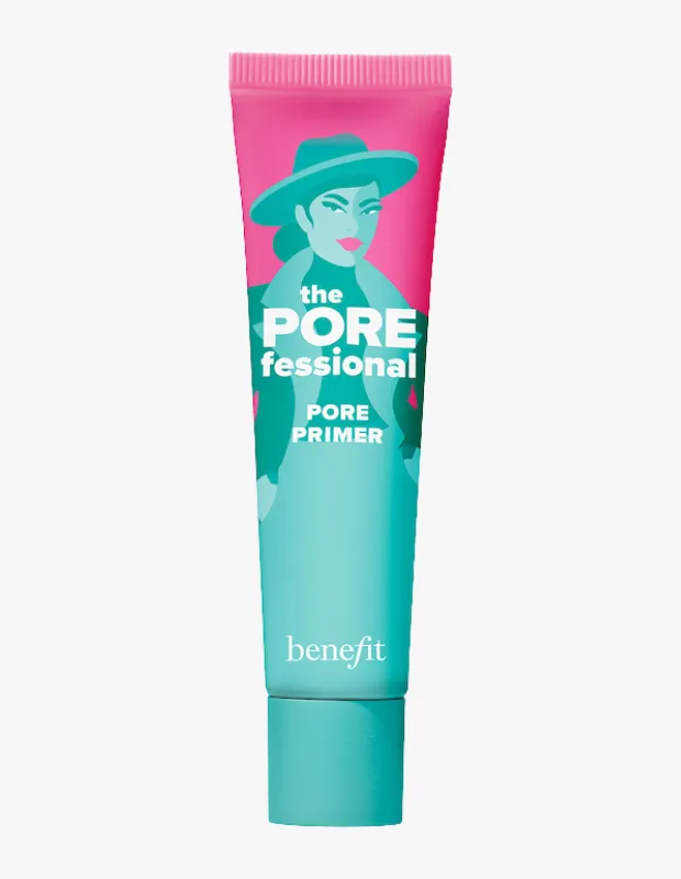 Dikey olarak konumlandırılmış, üst kısmı pembe, alt kısmı turkuaz renkli ve üzerinde şapkalı bir kadın illüstrasyonu ile POREfessional PORE PRIMER yazısı bulunan Benefit marka gözenek sıkılaştırıcı makyaj bazı tüpü, beyaz zeminde ürünü net bir şekilde gösteriyor.