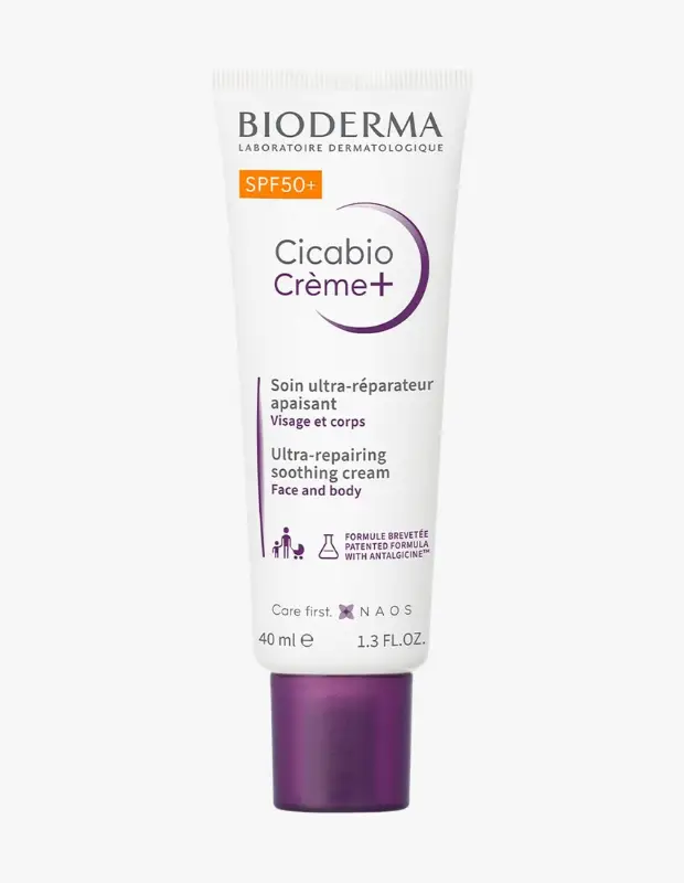 Marka Adı: Bioderma
Ürün Adı: Bioderma Tüm Cinsiyetler Cicabio Cream+ SPF50+
Ürün Cinsiyeti: Tüm Cinsiyetler
Ürün Tipi: Onarıcı ve Yatıştırıcı Krem
Ürün Sezonsallığı: Tüm Sezonlar
Ürün Çeşidi: Cica Krem
Ürün Özellikleri: Bioderma Cicabio Creme+ SPF50+ ultra onarıcı yatıştırıcı krem, hassas ve hasar görmüş ciltler için özel olarak formüle edilmiştir. 40 ml'lik tüp ambalajında sunulan bu ürün, yüz ve vücut kullanımına uygun olup, yüksek SPF50+ güneş koruması ile cilt bariyerini güçlendirirken, Antalgicine içeren patentli formülü sayesinde cildi anında yatıştırır ve rahatlatır. Beyaz, kompakt bir tüp tasarımıyla pratik kullanım sunar ve dermatolojik olarak test edilmiştir.
Öne Çıkan Detaylar:
- Yüksek SPF50+ güneş koruma faktörü
- Cildi ultra onarıcı ve yatıştırıcı özel formül
- Yüz ve vücut bölgelerinde kullanıma uygun
Kimler Kullanıyor?: Cildi dış etkenlerden korumaya ve onarmaya ihtiyaç duyan, güneş hasarı görmüş, soyulma eğilimi olan veya genel hassasiyet gösteren her yaştan bireyler bu ürünü tercih edebilir. Özellikle hassas ve kırılgan cilde sahip olanlar ile cilt bariyerini güçlendirmek isteyenler için idealdir. Çocuklar ve yetişkinler dahil olmak üzere tüm aile üyelerinin kullanımı için uygundur.