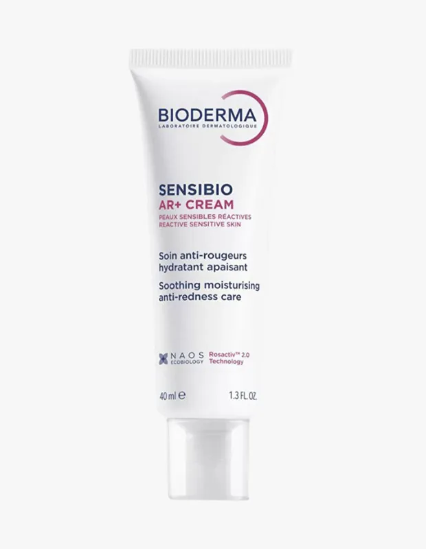 Beyaz bir arka plan üzerinde dikey konumlandırılmış, hassas ve reaktif ciltler için kızarıklık karşıtı yatıştırıcı nemlendirici bakım sunan, üzerinde Bioderma markası ve Sensibio AR+ Cream ürün adı ile 40 ml hacmi yazan beyaz bir tüp görülmektedir.