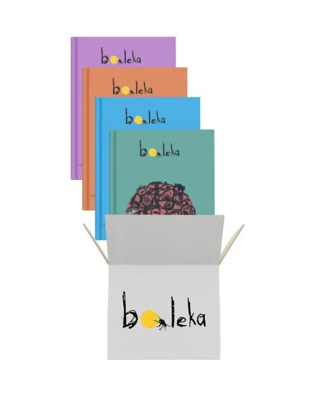 Dört farklı renkteki Boleka dergisi, mor, turuncu, açık mavi ve ön kapakta göz desenli koyu renk bir böcek çizimi olan deniz yeşili tonlarında, markanın 'o' harfi yerine sarı bir daire ve küçük bir böcek figürü bulunan beyaz bir kutudan dışarı doğru hafifçe eğimli duruyor.
