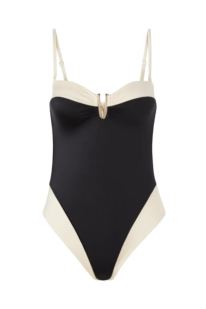 Calzedonia'nın yeni tasarımlarından, üst kısmı büzgülü kırık beyaz bant ve altın rengi V detayına sahip, ayarlanabilir ince askılı, ana gövdesi siyah renkte ve yanlarda yüksek kesim bacakları boyunca kırık beyaz panellerle dikkat çeken, şık tek parça mayo.