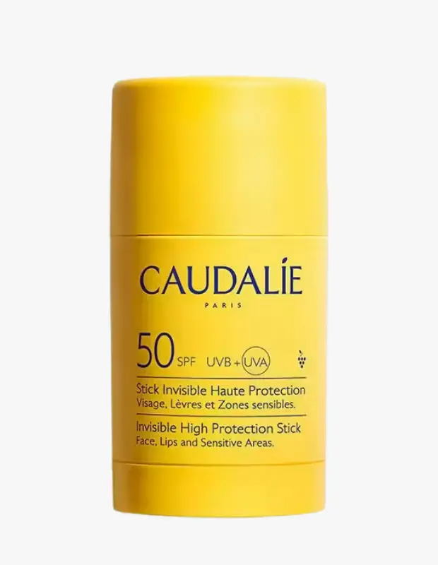 Marka Adı: Caudalie
Ürün Adı: Caudalie Invisible Yüksek Korumalı Stick Güneş Kremi SPF 50+
Ürün Cinsiyeti: Belirtilmemiş
Ürün Tipi: Stick Güneş Kremi
Ürün Sezonsallığı: Yaz
Ürün Çeşidi: Güneş Koruyucu Bakım
Ürün Özellikleri: Bu Caudalie stick güneş kremi, SPF 50+ ve UVB+UVA korumasıyla yüz, dudaklar ve diğer hassas bölgeler için yüksek görünmez koruma sağlar. Üzüm polifenolleri içeren antioksidan yapısı sayesinde cildi güneşin zararlı etkilerine ve bağ sıcağına karşı savunurken, makyaj öncesi cilde nemli ve pürüzsüz bir zemin oluşturur. Kolay uygulanabilen stick formu sayesinde ciltte beyaz iz bırakmaz ve rahat bir kullanım sunar.
Öne Çıkan Detaylar:
- SPF 50+ ve UVB+UVA ile yüz, dudak ve hassas bölgeler için yüksek görünmez koruma
- Üzüm polifenolleri sayesinde güçlü antioksidan etki
- Makyaj altına nemli zemin hazırlama özelliği ve beyaz iz bırakmayan pratik stick formülü
Kimler Kullanıyor?: Güneşin zararlı etkilerine karşı yüksek ve etkili koruma arayan, aynı zamanda ciltlerinde beyaz iz bırakmayan, pratik ve görünmez bir çözüm tercih edenler için idealdir. Özellikle yüz, dudak ve hassas bölgelerine özel bakım yapmak isteyenler, makyaj öncesi cildini nemlendirmek ve pürüzsüz bir zemin hazırlamak isteyenler bu ürünü rahatlıkla kullanabilirler. Yoğun antioksidan içeriğiyle cilt sağlığını ön planda tutan ve güneşin yıpratıcı etkilerinden korunurken doğal bir görünüm arayan herkesin vazgeçilmezi olabilir.