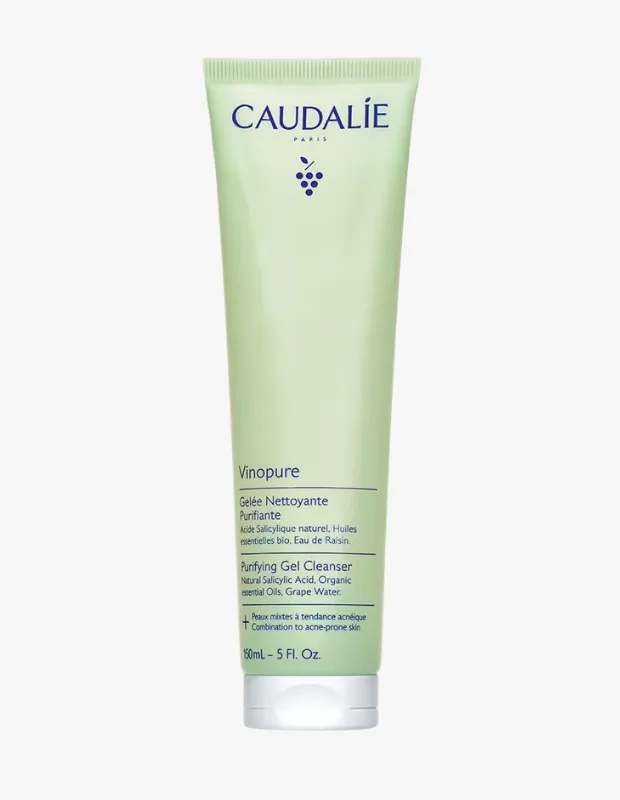 Açık yeşil renkteki Caudalie Vinopure arındırıcı temizleme jeli tüpü, üzerinde markanın ve ürün adının yanı sıra, doğal salisilik asit, organik esansiyel yağlar ve üzüm suyu içeren özel formülüyle karma ve akneye eğilimli ciltler için tasarlandığı bilgisi yer alıyor.