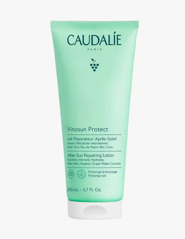 Marka Adı: CAUDALIE
Ürün Adı: Caudalie Vinosun Protect Güneş Sonrası Losyon
Ürün Cinsiyeti: Unisex
Ürün Tipi: Losyon
Ürün Sezonsallığı: Yaz
Ürün Çeşidi: Güneş Sonrası Bakım
Ürün Özellikleri: Caudalie Vinosun Protect Güneş Sonrası Losyon, güneşlenme sonrası cildi yatıştırmak, yoğun bir şekilde nemlendirmek ve onarmak için özel olarak formüle edilmiştir. Aloe Vera, Organik Üzüm Suyu ve Hindistan Cevizi gibi doğal bileşenlerle zenginleştirilmiş bu losyon, aynı zamanda bronzluğun kalıcılığını uzatmaya yardımcı olur. 200 ml hacmindeki ürün, ferahlatıcı losyon yapısıyla kolayca uygulanır ve hızla emilir. Ambalajı %100 geri dönüştürülmüş plastikten üretilmiştir.
Öne Çıkan Detaylar:
- Cildi güneş sonrası yatıştırır ve derinlemesine nemlendirir.
- Bronzluğun kalıcılığını destekleyen formül.
- Aloe Vera, Organik Üzüm Suyu ve Hindistan Cevizi gibi zenginleştirici doğal bileşenler.
Kimler Kullanıyor?: Güneşlenmeyi seven, tatil sonrası cildinin kaybettiği nemi geri kazanmak ve bronzluğunun ışıltısını daha uzun süre korumak isteyen kişiler için idealdir. Doğal içeriklere önem veren ve cildinin hem rahatlamasını hem de beslenmesini arzulayan herkes bu losyonu tercih edebilir.
