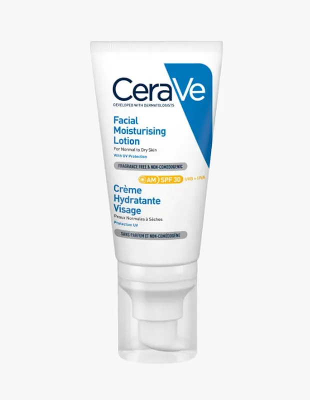 CeraVe markasının beyaz, mavi ve gri tonlarında etiketlere sahip, Facial Moisturising Lotion yazılı, normal ve kuru ciltler için SPF 30 güneş korumalı bir yüz nemlendiricisi tüpü, şeffaf bir pompalı dispenser ile dikey olarak sergileniyor.