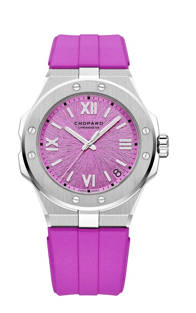 Canlı pembe kauçuk kordonlu ve aynı renkte güneş ışını desenli kadranı olan Chopard Alpine Eagle 41 Beach Edition kol saati, fırçalanmış paslanmaz çelik kasası, kadranındaki Romen rakamları ve saat 4:30 konumundaki tarih penceresiyle şık bir görünüm sunuyor.
