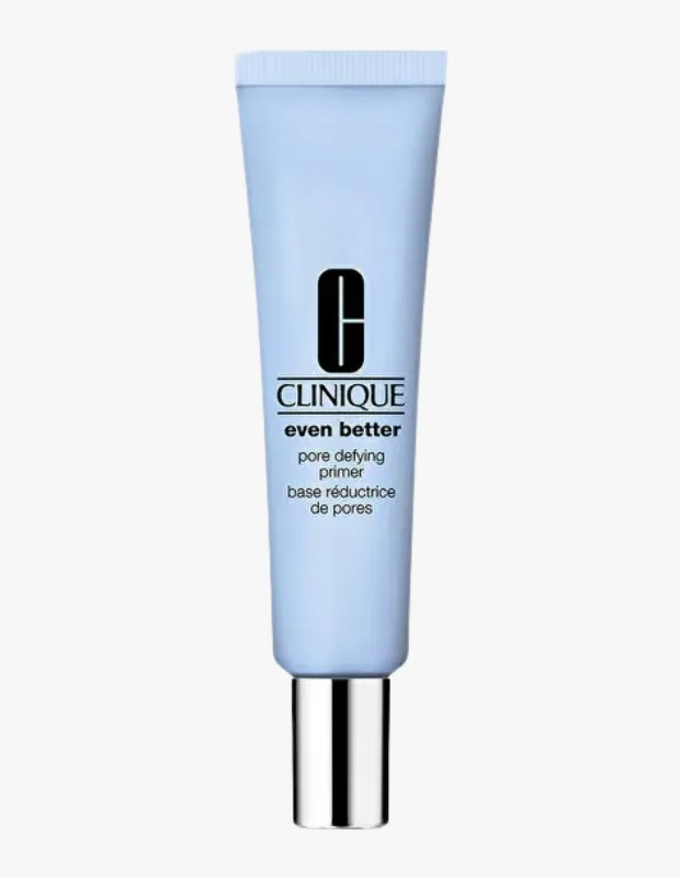 Açık mavi tonlarında, gümüş renkli parlak bir kapağa sahip, beyaz zeminde dikey olarak konumlandırılmış Clinique Even Better Pore Defying Primer makyaj bazı, gözenekleri gizlemeye yardımcı olan pürüzsüz bir görünüm vaat ediyor.