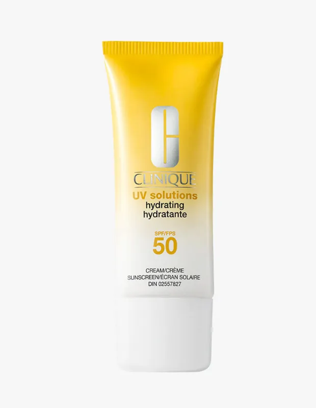 Clinique UV Solutions nemlendirici güneş kremi, parlak sarıdan beyaza doğru degrade olan tüp ambalajında, ön yüzünde markanın logosu ve büyük harflerle UV Solutions hydrating hydratante SPF/FPS 50 ibaresi ile beyaz kapaklı olarak detaylı bir şekilde gösterilmiştir.