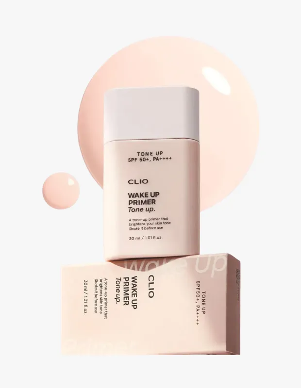 Canlı beyaz bir arka planda, cildi uyandıran ve renk eşitleyici özelliğiyle öne çıkan Clio Wake Up Primer SPF 50+ makyaj bazı ürününün kapaklı şişesi ve kutusu bir arada konumlanmış; yanındaki küçük damla ürünün açık şeftali tonunu ve parlak dokusunu gösteriyor.