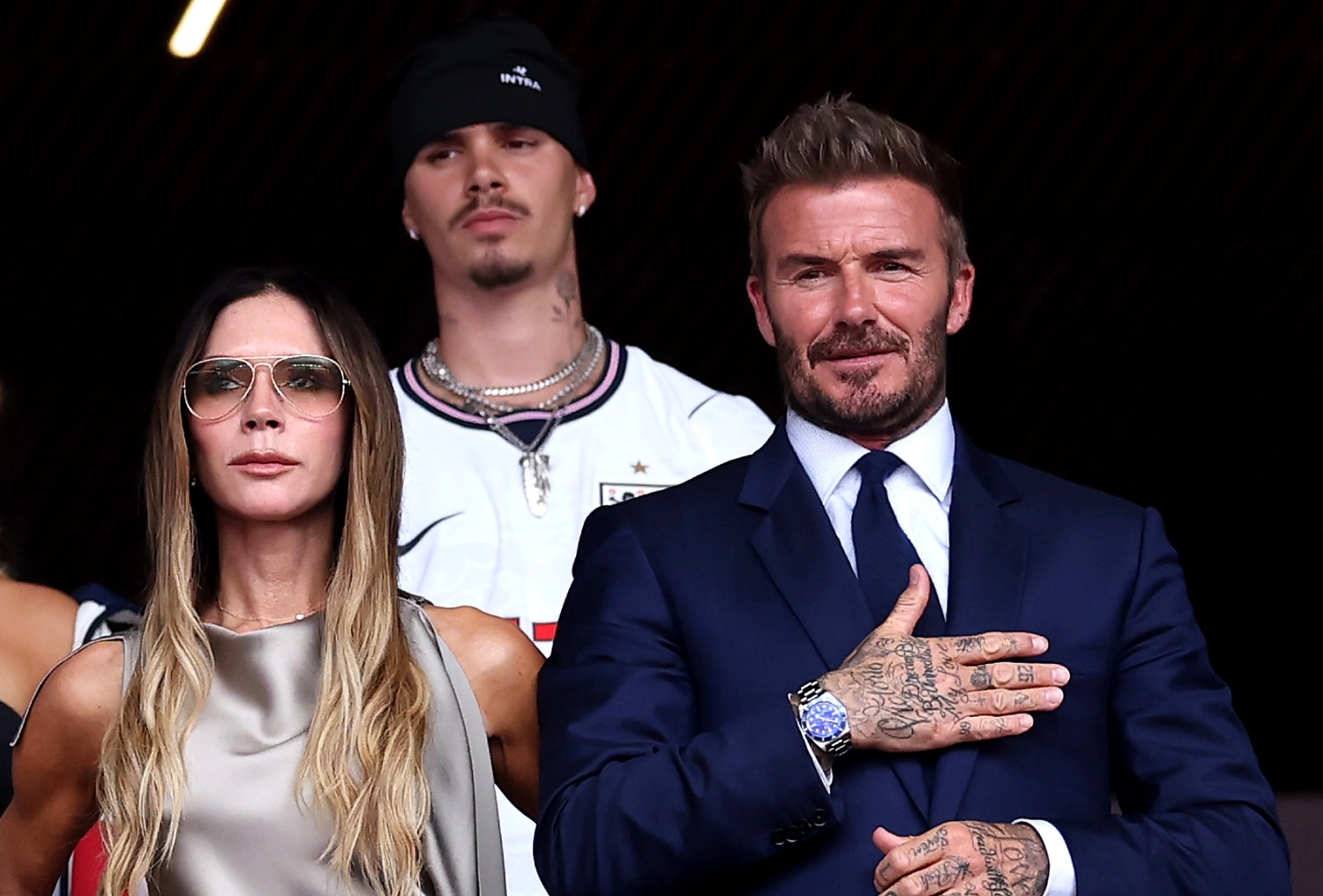Wimbledon'daki bir locada eşi Victoria ve oğlu Romeo ile birlikte görülen David Beckham, lacivert takımıyla şık görünürken, dövmeli sağ elini göğsüne koymuş ve sol bileğindeki mavi kadranlı Tudor Black Bay 54 kol saatini gözler önüne sermiştir.