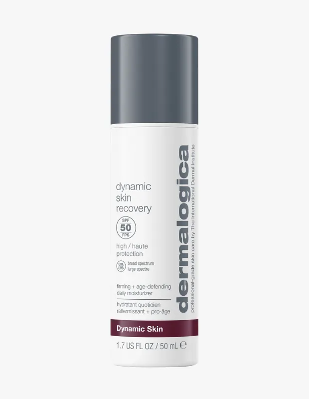 Beyaz renkli, gri kapaklı Dermalogica Dynamic Skin Recovery ürünü; üzerinde SPF 50 faktörü, sıkılaştırıcı ve yaşlanma karşıtı günlük nemlendirici olduğu belirtilen, cildi güneşin zararlı etkilerinden koruyarak daha genç bir görünüm kazanmasına yardımcı olan 50 ml'lik bir şişedir.