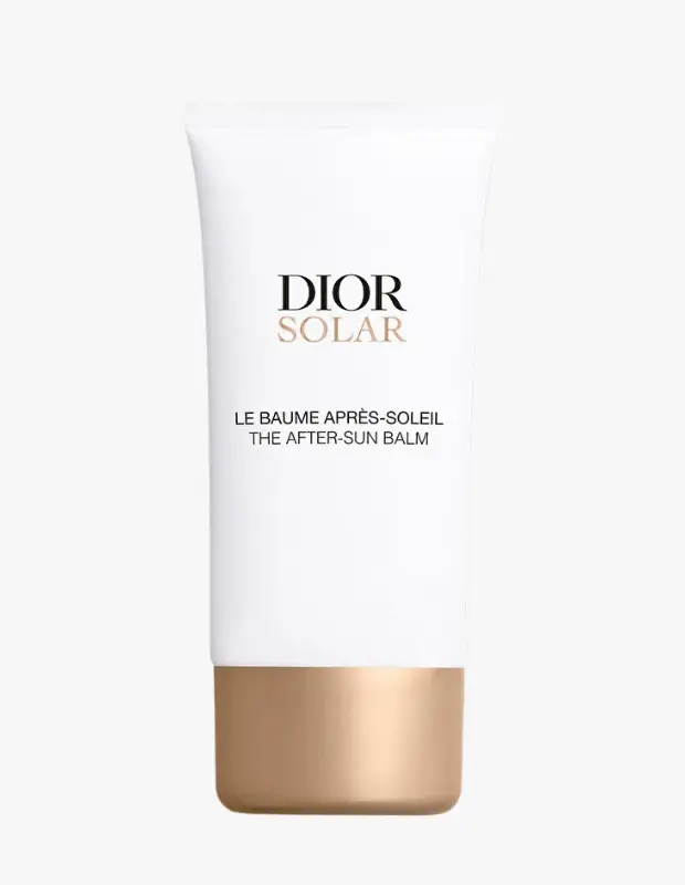 Marka Adı: Dior
Ürün Adı: Dior Solar Nemlendirici Güneş Sonrası Balsam
Ürün Cinsiyeti: Belirtilmemiş
Ürün Tipi: Güneş Sonrası Balsam
Ürün Sezonsallığı: Yaz
Ürün Çeşidi: Nemlendirici Bakım Balsamı
Ürün Özellikleri: Bu ürün, güneş sonrası cildin yoğun nem ihtiyacını karşılamak üzere Dior Solar serisi altında özel olarak geliştirilmiştir. Zarif beyaz tüp ambalajı ve lüks altın rengi tabanı ile dikkat çeken balsam, güneşin yıpratıcı etkilerine karşı cildi yatıştırmayı, derinlemesine nemlendirmeyi ve bariyer fonksiyonunu desteklemeyi amaçlar. Cildin kaybettiği esnekliği geri kazandırarak kuruluk ve gerginlik hissini azaltır.
Öne Çıkan Detaylar:
- Güneşlenme sonrası cildi derinlemesine nemlendirir ve besler.
- Cilt bariyerini güçlendirmeye ve rahatlatmaya yardımcı olur.
- Şık ve modern Dior Solar ambalaj tasarımına sahiptir.
Kimler Kullanıyor?: Güneşlenme sonrası cildinde kuruluk, gerginlik ve nem kaybı hisseden, aynı zamanda cilt bakım rutininde prestijli ve etkili ürünleri tercih eden herkes bu balsama yönelebilir. Lüks bir deneyimle birlikte cildine hak ettiği bakımı sunmayı hedefleyen kişiler için idealdir.
