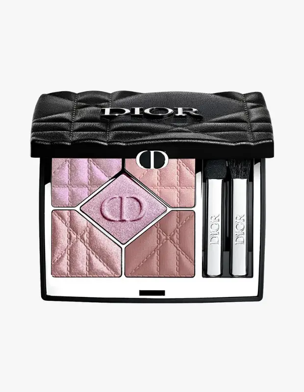 Siyah kapitone desenli, üzerinde Dior logosu bulunan bu lüks far paleti, içeriğindeki pembe, gül kurusu ve açık mor tonlarındaki ışıltılı beş göz farı ile bağ yolu rotasının toprak tonlarını ve gün batımı kızıllığını gözlere taşıyarak rafine ve doğal bir güzellik ritüeli sunuyor.