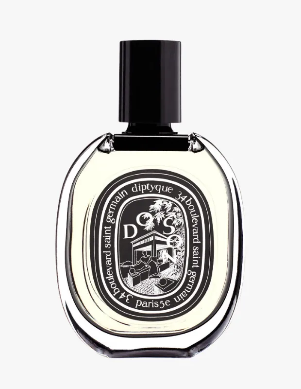 Şeffaf, oval şekilli Diptyque Do Son parfüm şişesi, siyah kapaklı ve üzerinde Diptyque markası ile Do Son adının belirgin şekilde yazılı olduğu, Paris adresini çevreleyen siyah-beyaz bir etiket taşıyor. Bu etiket aynı zamanda geleneksel bir manzarayı andıran detaylı bir çizimle zenginleştirilmiştir.