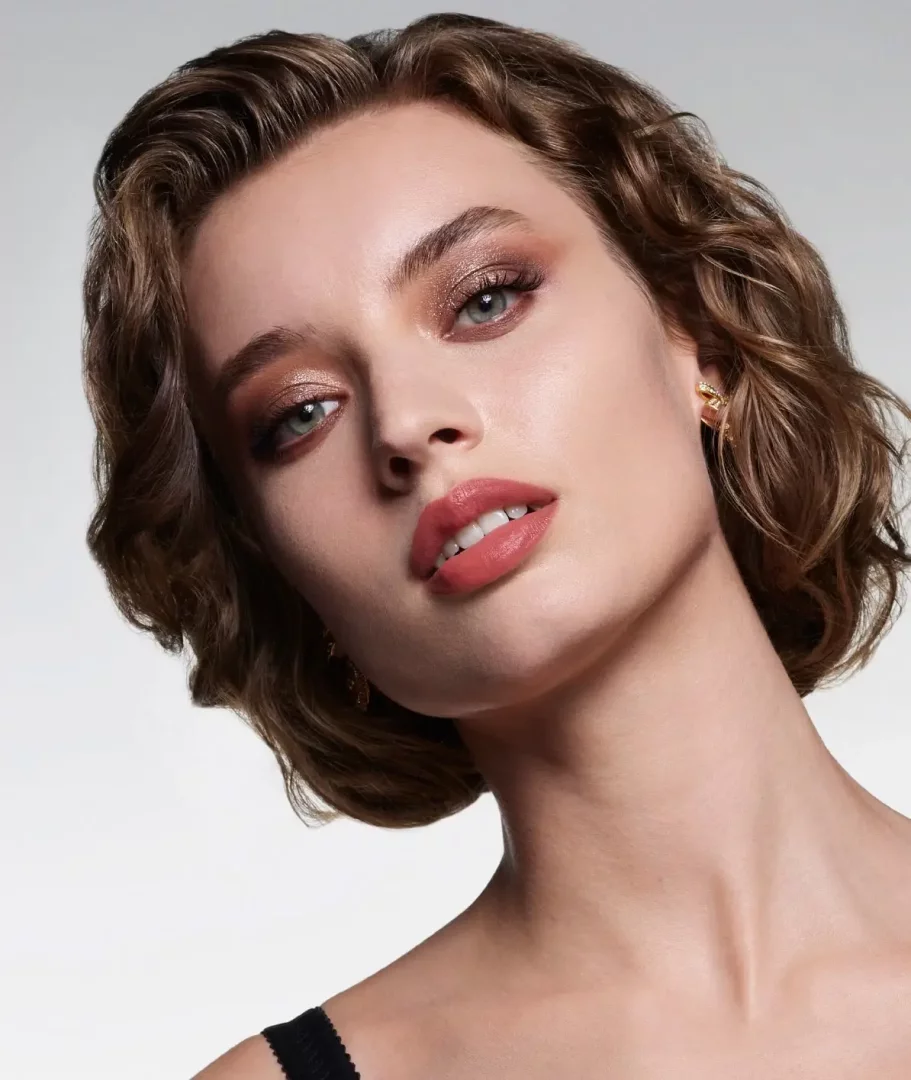 Marka Adı: Dolce & Gabbana
Ürün Adı: Dolce & Gabbana Kadın Flawless Makyaj Looku
Ürün Cinsiyeti: Kadın
Ürün Tipi: Makyaj Looku
Ürün Sezonsallığı: Yaz
Ürün Çeşidi: Makyaj
Ürün Özellikleri: Bu makyaj looku, sıcak bakır ve bronz tonlarında ışıltılı göz farı ile vurgulanmış gözler, belirgin ve hacimli kirpikler ve doğal görünümlü dolgun kaşlarla sofistike bir çekicilik sunar. Yanaklarda hafif bir kontür ve sağlıklı bir ışıltı ile kusursuz ve aydınlık bir ten makyajı tamamlanırken, dudaklarda şeftali-mercan tonlarında, hafif parlak ve dolgun bir ruj kullanılarak modern ve zarif bir bitiş elde edilmiştir. Genel görünüm, şehir kaçamaklarının enerjisine uygun, kalıcı ve iddialı bir zarafeti yansıtır.
Öne Çıkan Detaylar:
- Işıltılı bakır ve bronz tonlarında dikkat çekici göz makyajı
- Dolgun ve parlak şeftali-mercan tonlarında dudaklar
- Aydınlık ve kusursuz ten görünümü
Kimler Kullanıyor?: Şehir hayatının dinamizmini seven, stil sahibi, özgüvenli ve zarif bir duruş sergilemek isteyen kadınlar için idealdir. Hem günlük şıklığına özen gösterenler hem de özel davetlerde veya gece etkinliklerinde sofistike ve ışıltılı görünmeyi tercih edenler bu makyaj tarzını benimseyebilir. Modern estetiği klasikle birleştiren, her zaman bakımlı ve dikkat çekici görünmek isteyen kişilerin tercihidir.