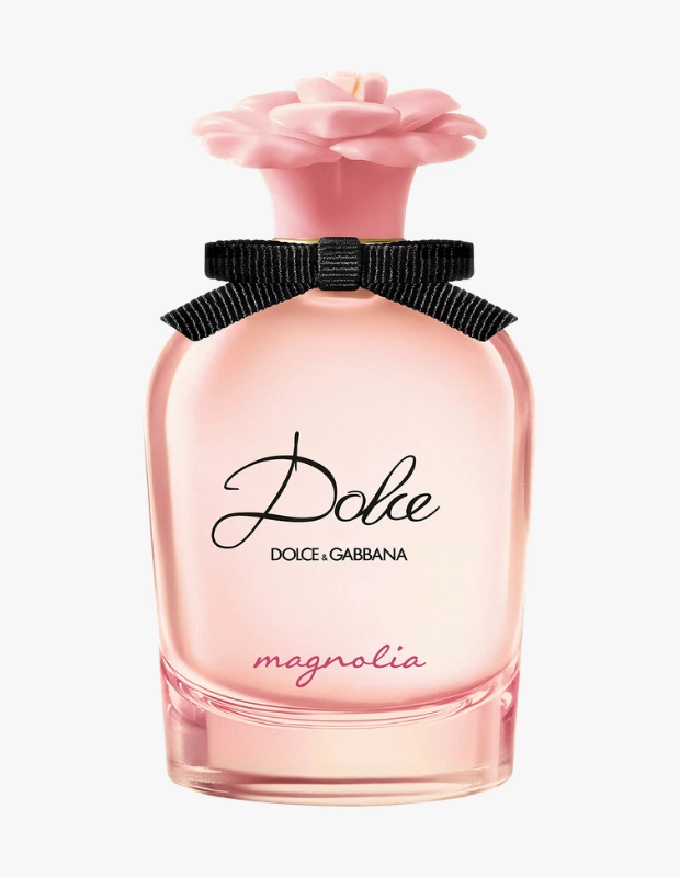 Marka Adı: Dolce & Gabbana
Ürün Adı: Dolce & Gabbana Kadın Dolce Magnolia Eau de Parfum
Ürün Cinsiyeti: Kadın
Ürün Tipi: Parfüm
Ürün Sezonsallığı: Yaz
Ürün Çeşidi: Çiçeksi Parfüm
Ürün Özellikleri: Dolce & Gabbana Dolce Magnolia Eau de Parfum, pembe camdan yapılmış, zarif ve yuvarlak hatlara sahip bir şişede sunulur. Şişenin boynunda siyah, dokulu bir kurdele fiyonku bulunurken, kapağı pembe renkte açmış bir manolya çiçeği formundadır. Üzerinde markanın Dolce yazısı ve altında Dolce & Gabbana logosu ile birlikte, pembe renkte Magnolia ismi yer almaktadır. Bu çiçeksi ve yumuşak koku, hayatın en tatlı anlarını ve basit zevklerin güzelliğini kucaklamaya davet eden, taze ve karakterli bir deneyim sunar.
Öne Çıkan Detaylar:
- Pembe manolya çiçeği formunda şık şişe kapağı
- Şişe boynunda siyah, dokulu kurdele fiyonk detayı
- Pembe renkli, şeffaf cam şişe ve feminen tasarım
- Çiçeksi ve yumuşak notalarıyla tatlı anları çağrıştıran koku
Kimler Kullanıyor?: Romantik ruhlu, zarif bir duruşu benimseyen, günlük yaşamın basit zevklerinde bile güzelliği ve tatlı anları keşfetmeyi seven kadınlar için idealdir. Zamansız feminenliği eforsuz bir şıklıkla harmanlayan bu parfüm, narin ve çiçeksi notalarla kendini ifade etmek isteyenlerin tercihidir.