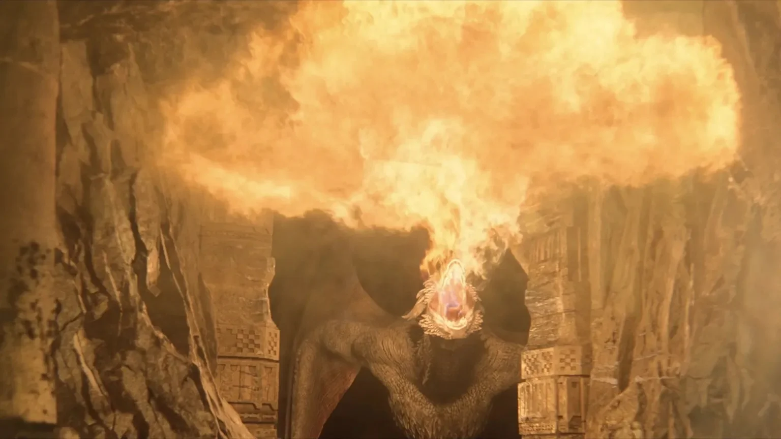 Karanlık bir mağaranın derinliklerinde, Targaryen Hanedanı'nın en görkemli ejderhalarından Dreamfyre, ağzından devasa bir alev topu püskürterek çevresini aydınlatıyor; bu çarpıcı sahne, House of the Dragon evrenindeki Ejderhaların Dansı'nın şiddetli mücadelesini görselleştiriyor.