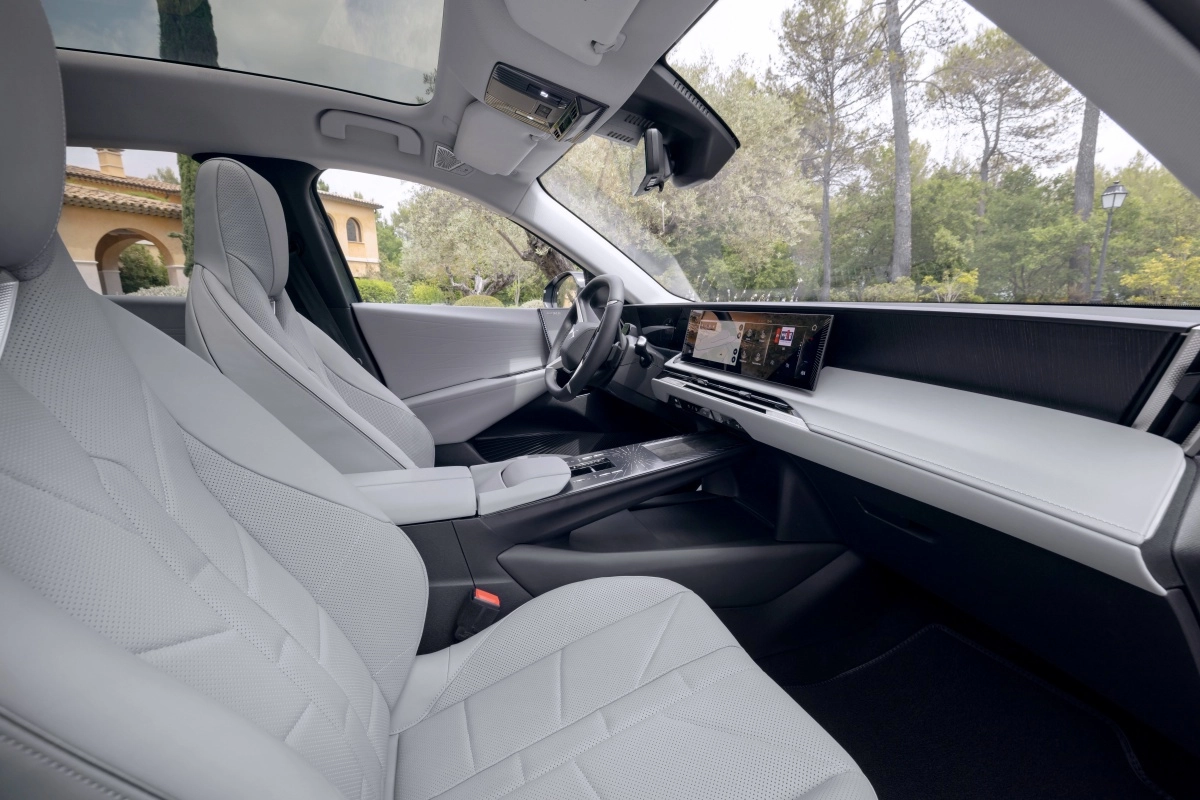 DS N7 lüks elektrikli premium SUV'un modern ve ferah iç mekan tasarımı, delikli beyaz deri döşemeli ergonomik ön koltukları, geniş dokunmatik bilgi-eğlence ekranı, iki tonlu gösterge paneli ve panoramik cam tavanıyla lüks bir sürüş deneyimi vadediyor.