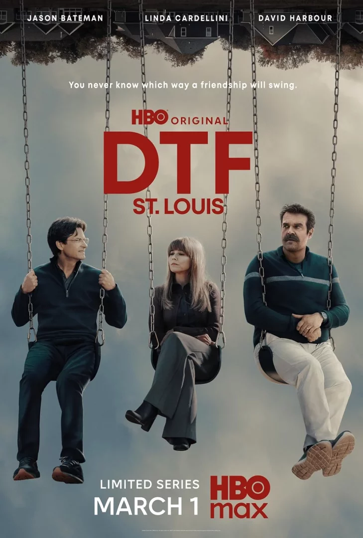 Üç oyuncunun bulutlu bir gökyüzünde salıncaklarda oturduğu, Jason Bateman, Linda Cardellini ve David Harbour’ın başrollerini paylaştığı DTF St. Louis adlı HBO Max dizisinin bu etkileyici afişi, Burak Göral’ın izleme listesi önerileri arasında yer alabilecek yeni bir yapımı tanıtıyor.