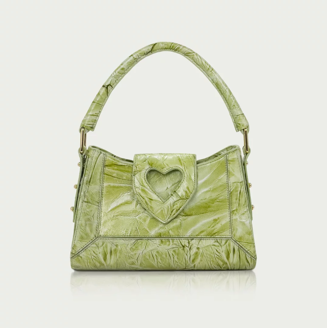 Marka Adı: D’ylla Atelier
Ürün Adı: D’ylla Atelier Kadın Ashley Crinkle Green Glossy Omuz Çantası
Ürün Cinsiyeti: Kadın
Ürün Tipi: Omuz Çantası
Ürün Sezonsallığı: Belirtilmemiş
Ürün Çeşidi: Deri Çanta
Ürün Özellikleri: Bu D’ylla Atelier Ashley omuz çantası, dikkat çekici parlak ve buruşuk görünümlü yeşil deriden üretilmiştir. Tasarımın merkezinde, ön kapağında yer alan zarif kalp detayı bulunur ve çantaya neşeli bir hava katar. Kısa, yuvarlak formlu omuz askısı ve yan kısımlardaki altın rengi metal çiviler ile sap bağlantıları, ürünün modern ve şık estetiğini pekiştirir. İç hacmi günlük ihtiyaçları karşılayacak şekilde düzenlenmiş olup, genel olarak işlevsel ve taşıması konforludur. Canlı renk tonu ve dokulu yüzeyi sayesinde, hem gündüz hem de gece kombinlerinde kolayca fark yaratır ve kişisel tarzı vurgular.
Öne Çıkan Detaylar:
- Ön kapakta yer alan ikonik kalp detayı
- Parlak ve buruşuk görünümlü, canlı yeşil dış yüzey
- Altın rengi metal aksesuarlar ve sap bağlantıları
Kimler Kullanıyor?: Kendi tarzını renklerle ve özgün detaylarla ifade etmeyi seven, enerjik ve aktif kadınlar bu çantayla stilini tamamlayabilir. İş hayatında ya da sosyal yaşantısında fark yaratmayı arzulayan, el emeğine ve kaliteli tasarıma değer veren kişiler için idealdir. Bu çanta, giyimine neşeli ve modern bir dokunuş katmak isteyenlerin favorisi olacaktır.