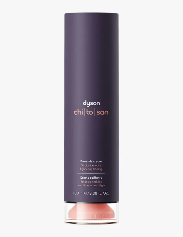 Marka Adı: Dyson
Ürün Adı: Dyson Chitosan Şekillendirici Saç Kremi
Ürün Cinsiyeti: Unisex
Ürün Tipi: Şekillendirme Öncesi Hafif Bakım Kremi
Ürün Sezonsallığı: Belirtilmemiş
Ürün Çeşidi: Saç Kremi
Ürün Özellikleri: Mor renkli silindirik bir ambalajda sunulan bu Dyson Chitosan şekillendirici saç kremi, 100 ml hacmindedir. Düzden dalgalıya tüm saç tipleri için geliştirilmiş hafif bir bakım formülü sunar. Saçı şekillendirme öncesinde ısıya, neme ve kırılmalara karşı koruyarak sağlıklı bir görünüm kazandırmayı hedefler. Ambalajın şeffaf alt kısmı ürünün içindeki şeftali tonlarındaki krem dokusunu gözler önüne serer.
Öne Çıkan Detaylar:
- Özel Chitosan formülü ile saçın hücresel yapısını destekler.
- Düz ve dalgalı saçlar için hafif bir bakım ve şekillendirme öncesi koruma sağlar.
- 100 ml pratik boyutu sayesinde kolay taşınabilir ve günlük kullanıma uygundur.
Kimler Kullanıyor?: Saç sağlığını ön planda tutan, uzun ve bakımlı saç modellerini tercih eden, doğal güzellik ve minimalist bakım felsefesini benimseyen kişiler için idealdir. Saçlarını şekillendirmeden önce ısı, nem ve kırılmalara karşı korumak, sağlıklı, parlak ve güçlü bir görünüme kavuşturmak isteyen herkes bu ürünü günlük rutininde değerlendirebilir.
