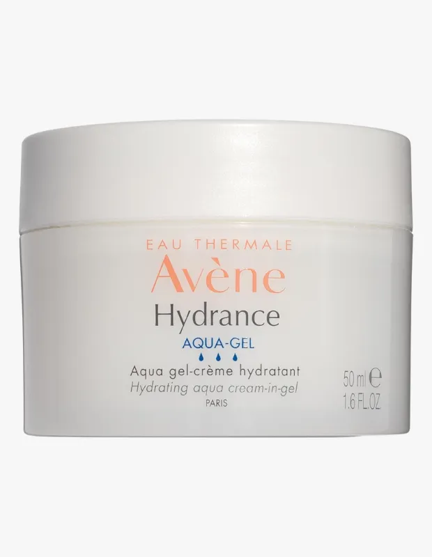 Beyaz arka plan önünde, Eau Thermale Avène Hydrance Aqua-Gel nemlendirici ürününün 50 ml'lik, üzerinde Hydrating Aqua Cream-in-Gel ibaresi bulunan modern ve sade tasarımlı kutusu, cilt için yoğun nemlendirme özelliğiyle öne çıkıyor.