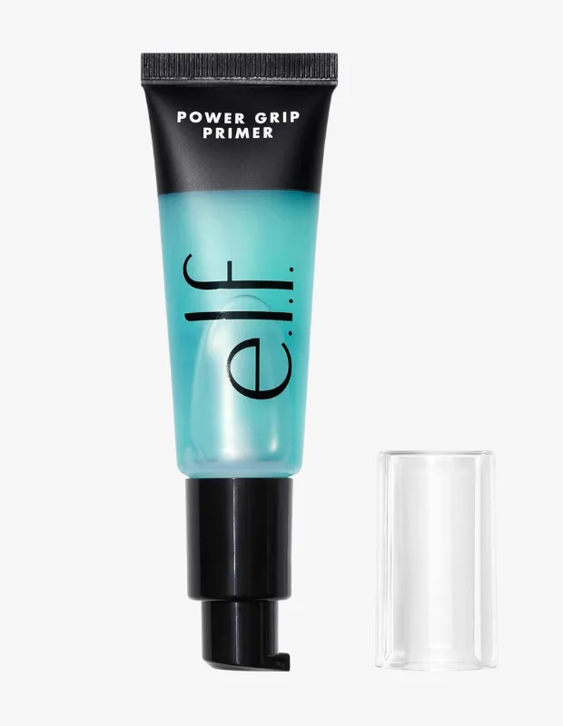 Beyaz arka plan üzerinde, saydam turkuaz jel formülünü gösteren, üstünde POWER GRIP PRIMER yazılı siyah bir başlığa sahip e.l.f. Power Grip Primer makyaj bazının, siyah pompa aplikatörü ve ayrı duran şeffaf kapağıyla birlikteki görüntüsü.