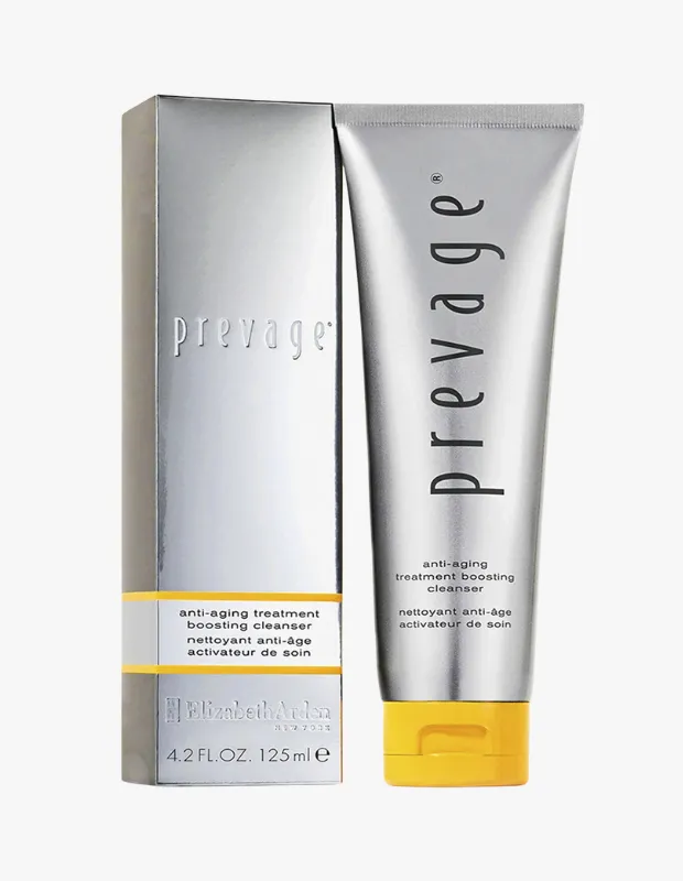 Beyaz arka planda sergilenen, Prevage markalı Elizabeth Arden yaşlanma karşıtı bakım canlandırıcı temizleyici ürününün gümüş renkli, yan yana duran, üzerinde 4.2 FL.OZ. 125 ml e bilgisi de yer alan kutusu ile sarı kapaklı, metalik gri tüpü, ürünün genel görünümünü ve detaylarını vurguluyor.