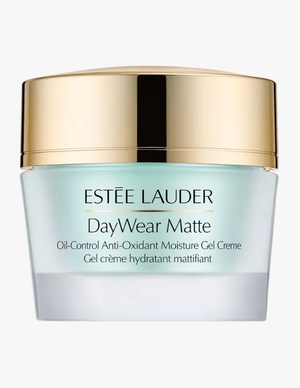 Estée Lauder DayWear Matte Oil-Control Anti-Oxidant Moisture Gel Creme'in altın renkli kapağı ve buzlu açık turkuaz tonlarındaki şık cam kavanozu, yağ kontrolü sağlayan nemlendirici jel kremin kendisiyle uyumlu, estetik bir görüntü sunuyor.