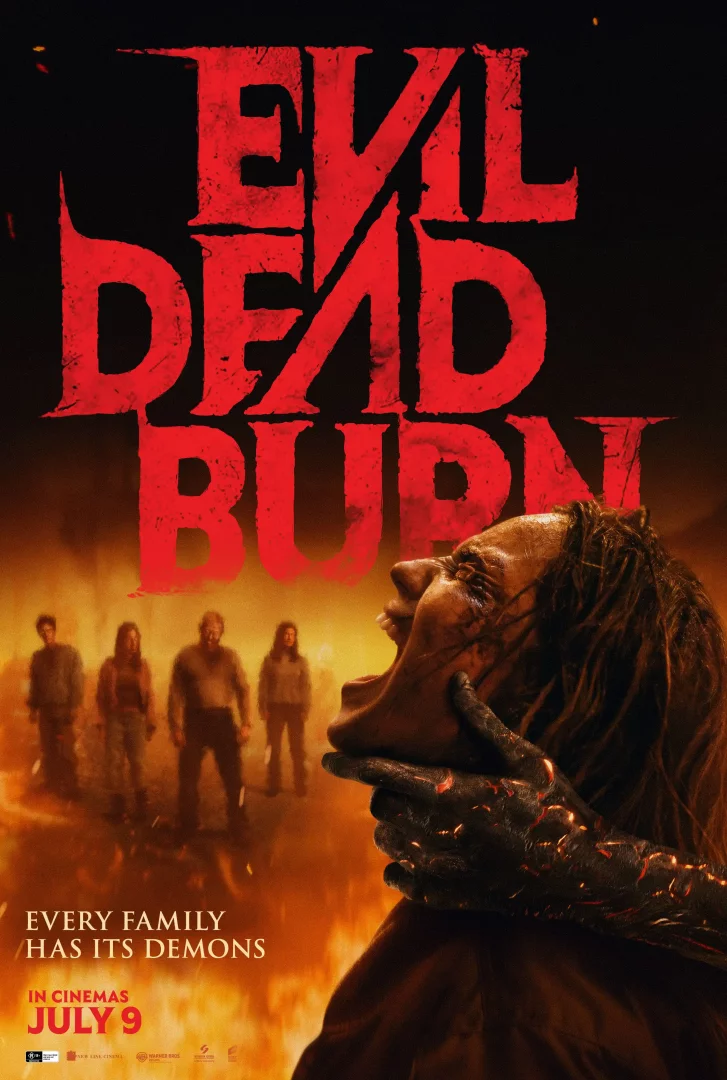 Evil Dead Burn filminin kan kırmızısı, yıpranmış başlığının altında, çenesini sıkan karanlık, şeytani bir el tarafından işkence görür gibi bağıran bir kadının profili ve alevli bir arka planda beliren siluetler içeren bu ürkütücü afiş, vizyonda dikkat çeken bir film olarak değerlendirilebilir.