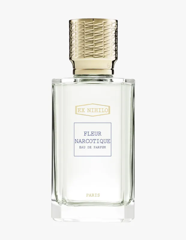Şeffaf, dikdörtgen prizma şeklindeki Ex Nihilo Fleur Narcotique Eau de Parfum şişesi, üst kısmında kendine özgü dokulu, geometrik desenlere sahip parlak altın rengi kapağı ve üzerinde markanın altın harflerle, ürün adının ise mavi çerçeveli bir alanda belirgin bir şekilde yer aldığı beyaz etiketiyle sofistike bir duruş sergiliyor.