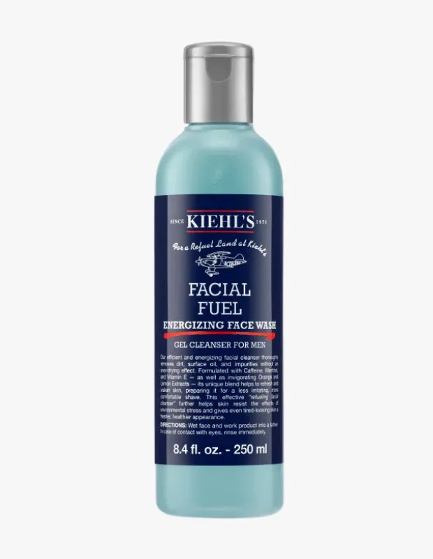 Açık mavi renkte, gümüş kapaklı ve koyu mavi etiketli, üzerinde Kiehl's markasının Facial Fuel Energizing Face Wash ibaresi bulunan, erkekler için özel olarak formüle edilmiş, 250 ml hacimli bir canlandırıcı yüz yıkama jeli şişesi.