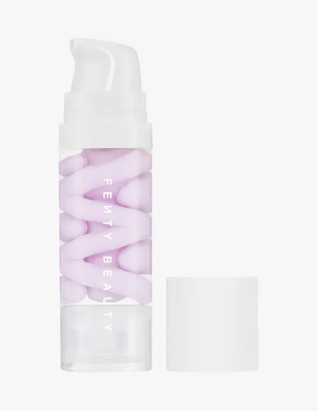 Fenty Beauty Grip Trip Primer, açık mor helezon formundaki jel dokusuyla şeffaf pompalı şişesinde öne çıkıyor; ürünün yanında beyaz kapağı dururken, bu eşsiz kozmetik ürün cildinizi makyaja hazırlayan bir baz olarak dikkat çekiyor.