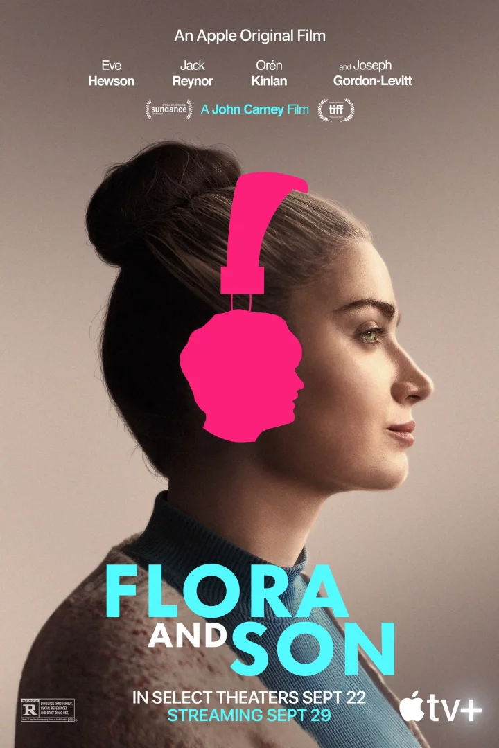 Flora and Son filminin posterinde, sağa doğru bakan, saçları topuz yapılmış genç bir kadın, kulaklık ve içinde bir çocuk silüetiyle betimlenirken, bu Apple Orijinal filmi dijital platformlarda izleyicilere sunulan dikkat çekici film önerileri arasında yer alıyor.
