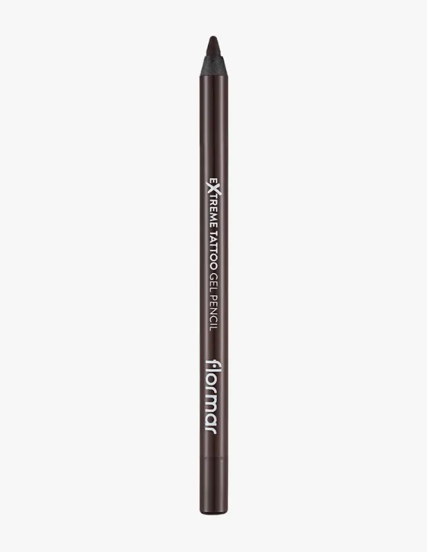 Beyaz arka plan üzerinde dikey konumlandırılmış, ucu sivri koyu kahverengi Flormar Extreme Tattoo Gel Pencil jel göz kalemi, markanın dayanıklı ve yoğun renkli makyaj ürünleri koleksiyonundaki yerini vurgulamaktadır.