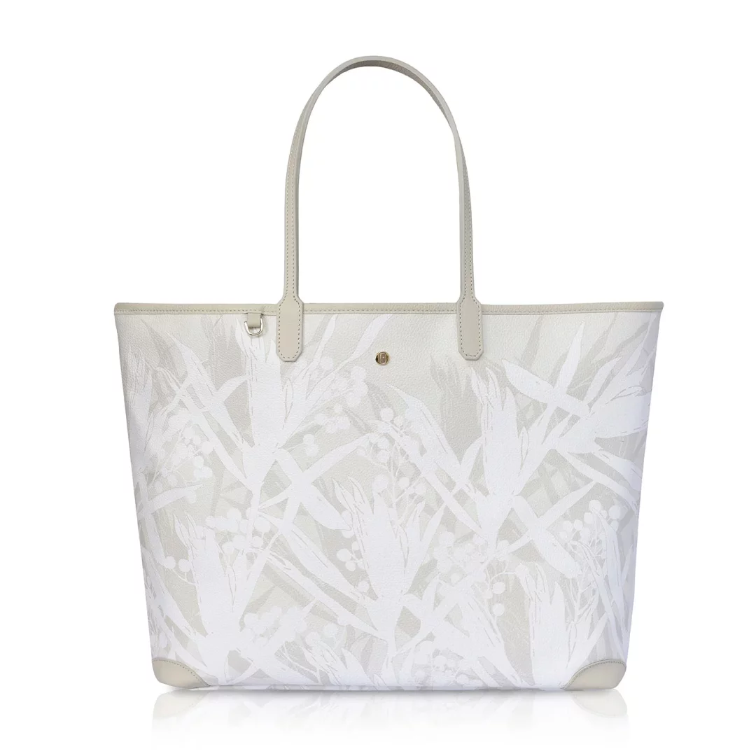 Marka Adı: Fonfique
Ürün Adı: Fonfique Carla XL Tote Bag Zambak Beyaz
Ürün Cinsiyeti: Kadın
Ürün Tipi: Tote Çanta
Ürün Sezonsallığı: İlkbahar/Yaz
Ürün Çeşidi: Omuz Çantası, Günlük Çanta
Ürün Özellikleri: Bu büyük boy Fonfique tote çanta, zambak beyazı üzerine elde çizilmiş, su bazlı boyalarla renklendirilmiş narin botanik desenlere sahiptir. Geniş iç hacmi ve dikdörtgen, sağlam yapısıyla günlük kullanım için oldukça işlevseldir. Çantanın üst kısmında, gövde rengiyle uyumlu, rahat tutuş sağlayan iki adet omuz sapı bulunur ve bu saplar metal donanımlarla zarifçe sabitlenmiştir. Alt köşelerde bulunan deri detaylar ve metal ayaklar sayesinde zeminde dengeli durur, dayanıklılığını artırır. Minimalist bir şıklık sunan çantanın ön yüzünde markanın küçük metal logosu dikkat çekerken, üst kenardaki biye detayı estetik bir bütünlük sağlar.
Öne Çıkan Detaylar:
- Zambak beyazı tonlarında, elde çizilmiş narin botanik desen.
- Geniş iç hacmi ve fonksiyonel kullanımıyla günlük ihtiyaçlara uygun XL boyutu.
- Sağlam ve dayanıklı yapısı, metal koruma ayakları ve estetik omuz sapları.
Kimler Kullanıyor?: Sanatsal dokunuşları ve doğadan ilham alan desenleri günlük stilinde taşımayı seven, geniş ve işlevsel bir çantaya ihtiyaç duyan herkes bu ürünü tercih edebilir. Şıklığından ödün vermeden günlük eşyalarını düzenli bir şekilde taşımak isteyen, zarafeti ve özgün tasarımı bir arada arayan bireyler için idealdir. Özellikle sade renk paletini botanik desenlerle hareketlendirmeyi sevenler ve yerli tasarım markalarını desteklemekten keyif alanlar için zamansız bir seçim olacaktır.