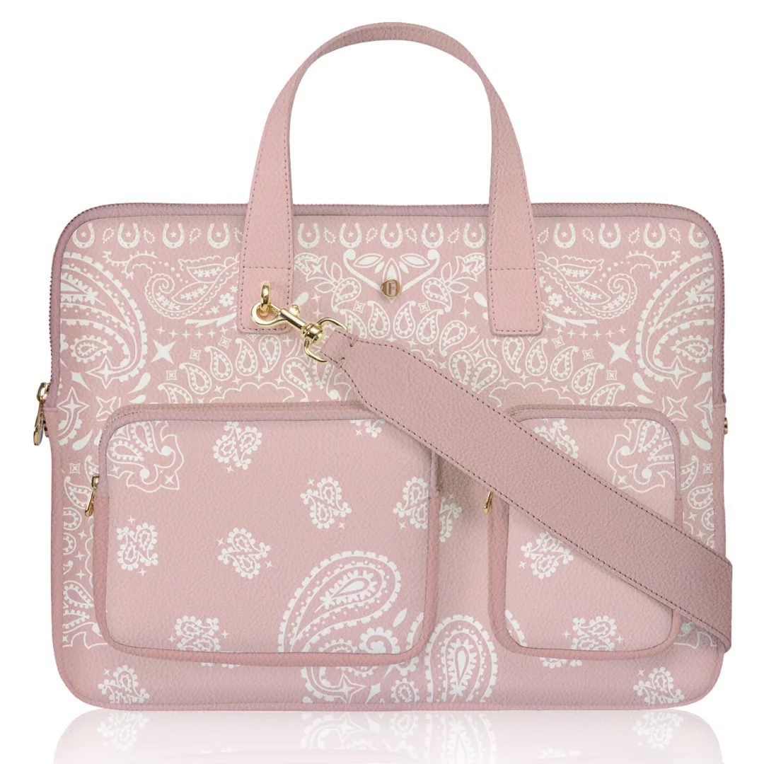 Marka Adı: Fonfique
Ürün Adı: Fonfique Petra Laptop Çantası Dream Bandana Pembe
Ürün Cinsiyeti: Unisex
Ürün Tipi: Laptop Çantası
Ürün Sezonsallığı: İlkbahar/Yaz
Ürün Çeşidi: Bandana Desenli Laptop Çantası
Ürün Özellikleri: Bu açık pembe laptop çantası, yüzeyinin tamamına yayılan beyaz bandana deseniyle dikkat çeker. Dokulu suni deri veya benzeri dayanıklı bir malzemeden üretilmiş olup, ana bölmesi fermuarla kapanır. Üst kısmında kısa taşıma sapı ve kolayca takılıp çıkarılabilen, ayarlanabilir uzun omuz askısı sayesinde farklı taşıma seçenekleri sunar. Çantanın ön yüzeyinde fermuarlı iki adet pratik dış cep bulunur. Tüm metal aksesuarlar, çantanın genel estetiğini tamamlayan altın rengindedir. Şık tasarımıyla hem günlük kullanım hem de iş hayatı için idealdir.
Öne Çıkan Detaylar:
- Çantanın tamamını kaplayan özgün beyaz bandana deseni ve canlı pembe rengi.
- Hem elde hem de omuzda taşımaya olanak tanıyan çıkarılabilir ve ayarlanabilir askı tasarımı.
- Fermuarlı ana bölme ve öndeki iki fonksiyonel dış cep ile pratik kullanım.
Kimler Kullanıyor?: Günlük rutinlerinde ve iş hayatında stil sahibi bir duruş sergilerken fonksiyonellikten ödün vermek istemeyenler için tasarlanmıştır. Renklerin ve sanatsal desenlerin enerjisini seven, kişisel aksesuarlarıyla kendini ifade etmeyi tercih eden bireylerin gardırobuna modern bir dokunuş katacaktır. Bilgisayarlarını güvenli ve şık bir şekilde taşımak isteyen, özgün tasarımlara değer veren herkes bu çantayı tercih edebilir.