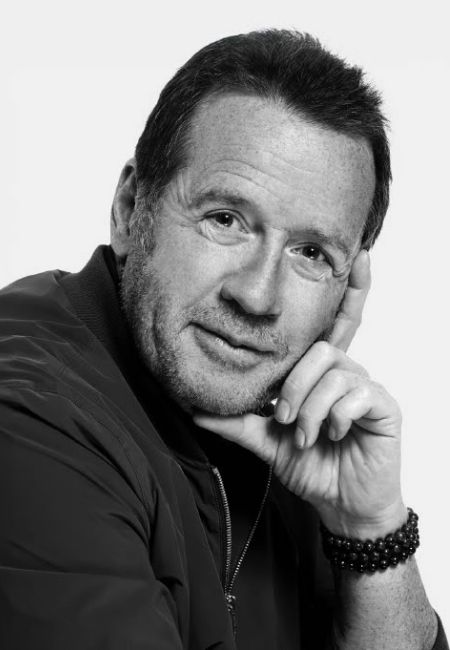 Audemars Piguet'nin eski CEO'su ve bağımsız saatçilik markası N3W5'in kurucusu François-Henri Bennahmias'ın, koyu renk ceketli ve boncuklu bileklik takmış hâlde, düşünceli bir ifadeyle kameraya bakarken çekilmiş siyah beyaz yakın plan portresi.