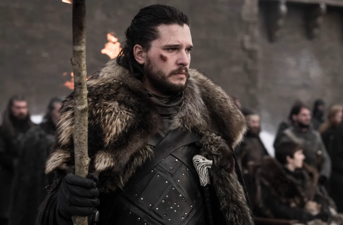 Yüzündeki yara izleriyle dikkat çeken, koyu kürk yakalı zırhı ve elinde tuttuğu ahşap meşalesiyle soğuk bir ortamda ciddi bir ifadeyle ileriye bakan Jon Snow, House of the Dragon evrenini Game of Thrones ile birbirine bağlayan Targaryen soyunun yaşayan son mirasçısıdır.