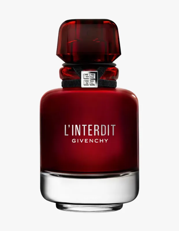 Şık beyaz bir arka plan önünde duran, göz alıcı koyu kırmızı renkli Givenchy L'Interdit Rouge gelin parfümleri şişesi, üst kısmındaki şeffaf fasetli kırmızı kapağı, boynunda gümüş Givenchy logolu siyah kurdelesi ve ortasında gümüş renkte L'INTERDIT GIVENCHY yazısıyla dikkat çekiyor.