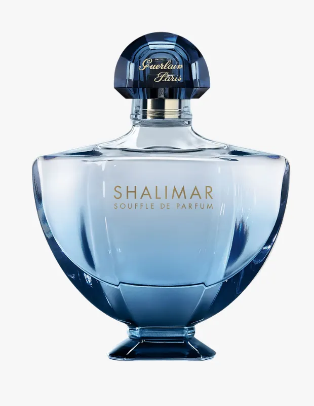 Mavi renk geçişlerine sahip, kavisli, zarif cam tasarımıyla Guerlain Shalimar Souffle de Parfum gelin parfümleri koyu mavi, fasetli kapağında Guerlain Paris ve gövdesinde Shalimar Souffle de Parfum yazıları altın rengi detaylarla beyaz bir arka plan üzerinde vurgulanıyor.