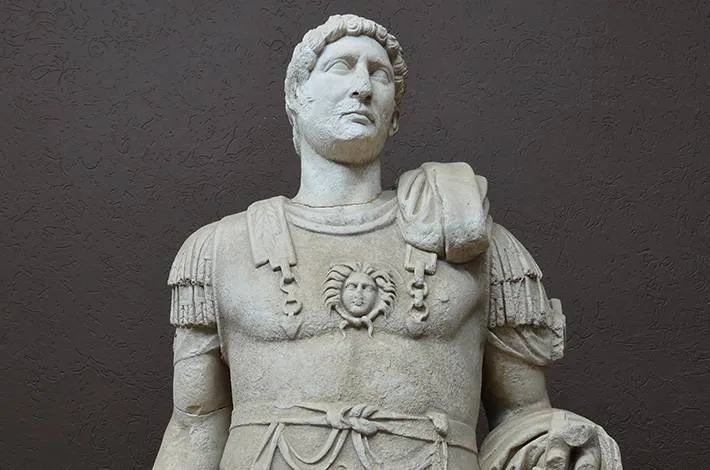 Truva Müzesi'nde sergilenen Hadrian heykeli, beyaz mermerden yontulmuş, askeri zırh giymiş, göğsünde Medusa başı kabartması olan, bıyıklı ve kıvırcık saçlı bir Roma İmparatoru tasviridir.