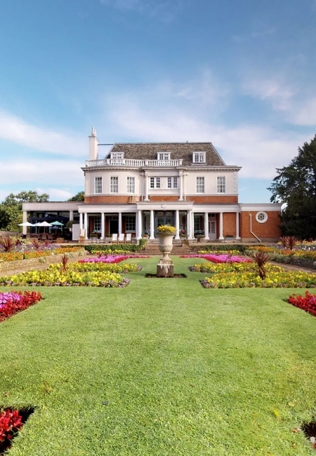Wimbledon Village'ın zarif atmosferini yansıtan, açık renkli cephesi, beyaz sütunları ve geleneksel çatısıyla dikkat çeken Hotel du Vin'in, yemyeşil çimlerle ve özenle düzenlenmiş renkli çiçek tarhlarıyla bezeli geniş bahçesi, masmavi gökyüzünün altında misafirlerini ağırlıyor.
