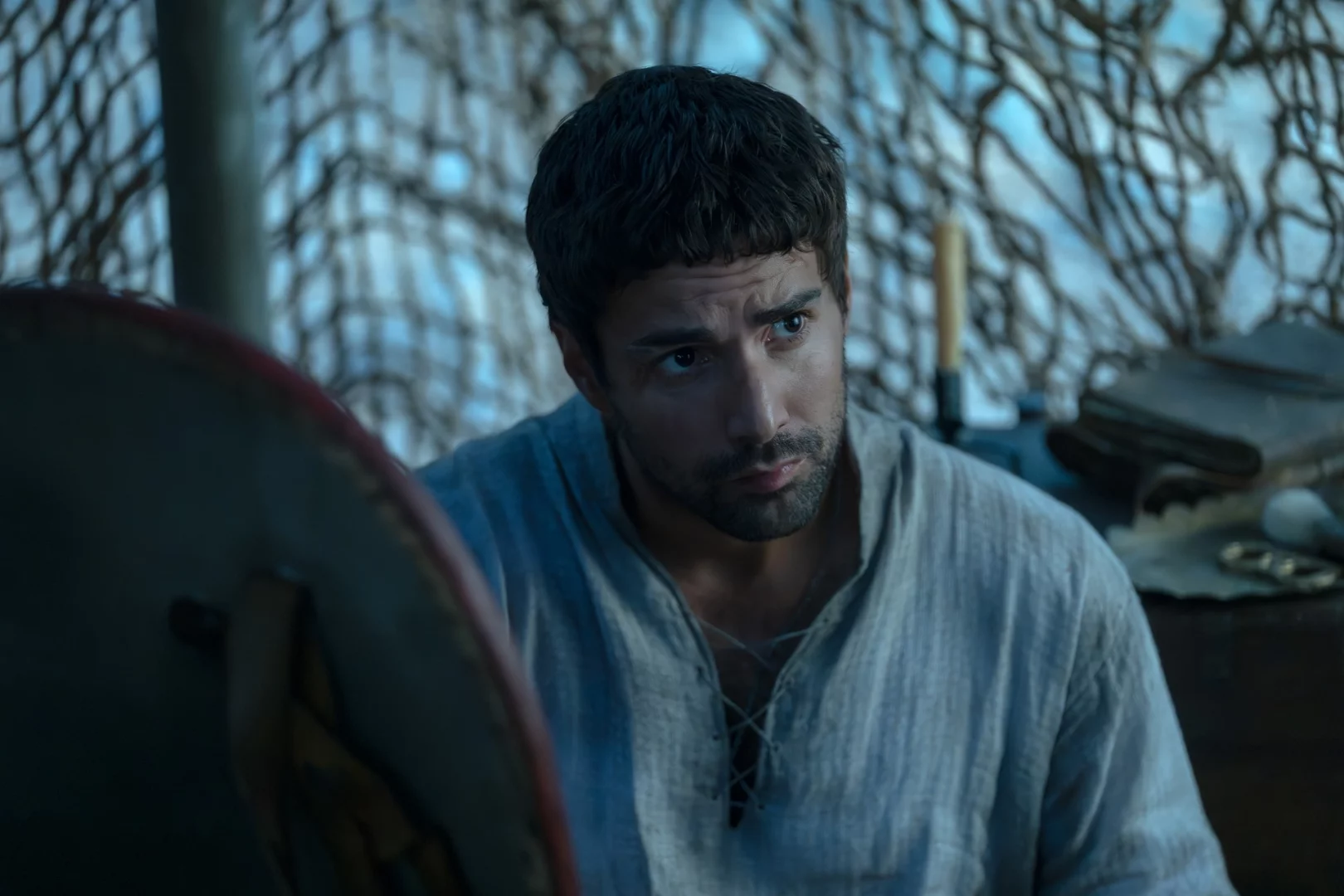 House of the Dragon 3. Sezon finaline yaklaşırken Targaryen Hanedanı içindeki Ejderhaların Dansı'nda önemli bir figür olan Ser Criston Cole, elinde kırmızı kenarlı kalkanıyla ağsı bir fonun önünde, düşünceli ve kararlı bir ifadeyle bakıyor.