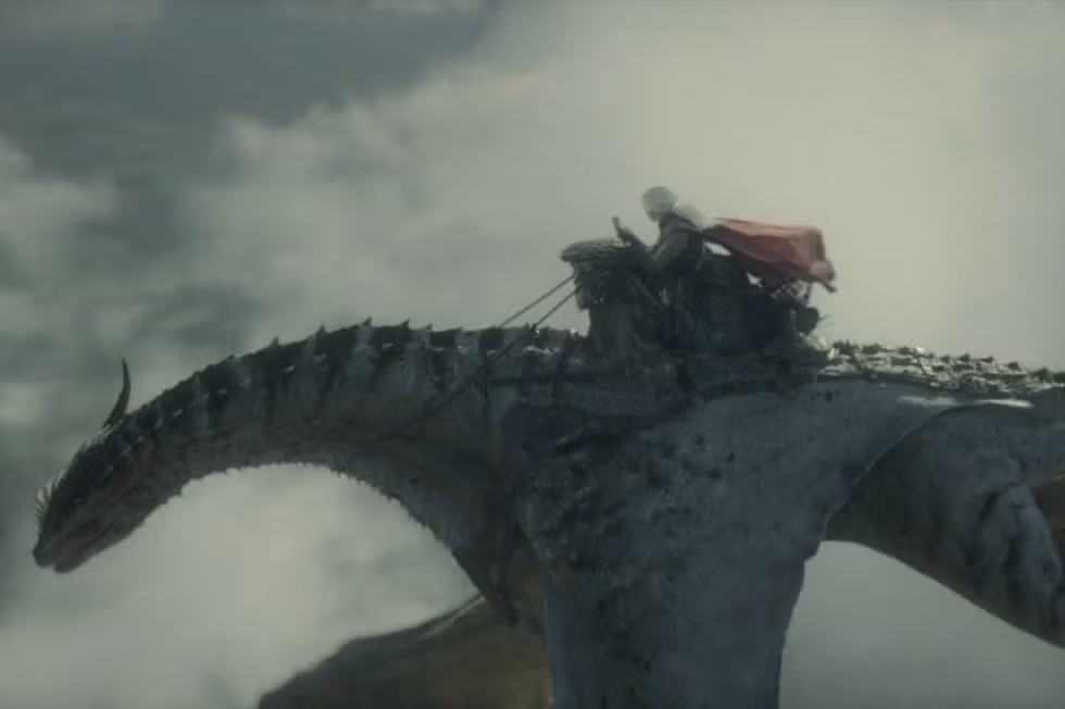 House of the Dragon dizisinden, Targaryen Hanedanı'nın Ejderhaların Dansı adlı iç savaşında kilit rol oynayan Baela Targaryen'in genç ve çevik ejderhası Moondancer'ın sırtında, kırmızı pelerini rüzgarda savrulurken bulutların arasından hızla süzülüşünü gösteren epik bir an.