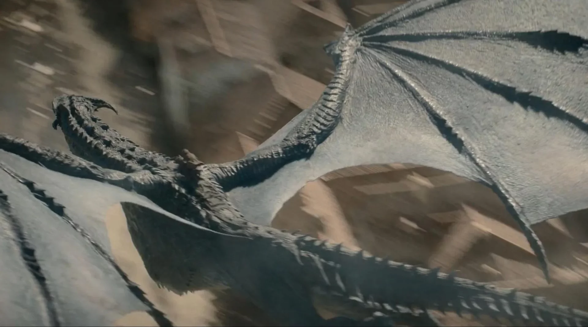 House of the Dragon 3. sezon finali öncesinde güç dengelerini değiştiren, pul pul derisi ve geniş kanatlarıyla gri-mavi renkteki devasa ejderha Silverwing, Ejderhaların Dansı sırasında Westeros üzerinde süzülerek iç savaşın dehşetini yansıtıyor.
