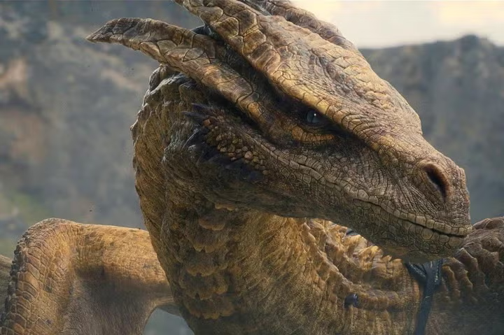 Rhaenyra Targaryen'in savaşlardaki en önemli simgelerinden biri olan sarı pullu ejderha Syrax'ın yakın çekim görüntüsü, House of the Dragon'ın 3. sezonunda 'Ejderhaların Dansı' iç savaşındaki kilit rolünü vurguluyor.