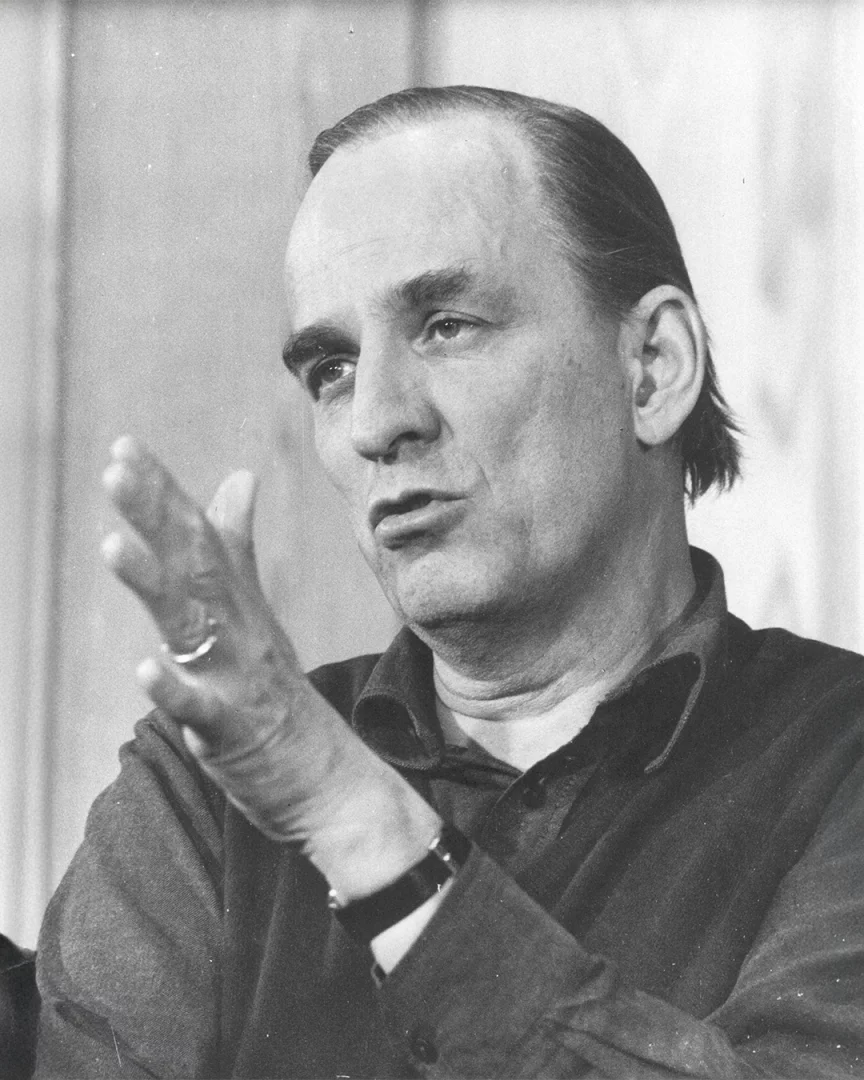Siyah beyaz bir fotoğrafta, saçları geriye taranmış, koyu renk gömlekli yönetmen Ingmar Bergman, derin bir düşünceyle sağ elini kaldırarak, dikkatli ve açıklayıcı bir ifadeyle konuşurken, izleyicilerine sinema dünyasına dair bir bakış açısı sunuyor gibi duruyor.